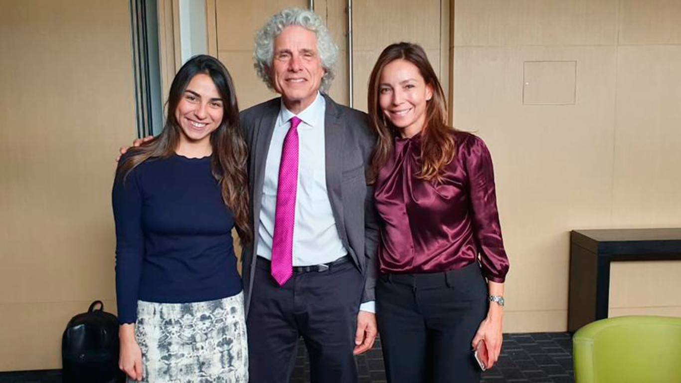 Ángela Santacruz, Steven Pinker y Alina Rodríguez