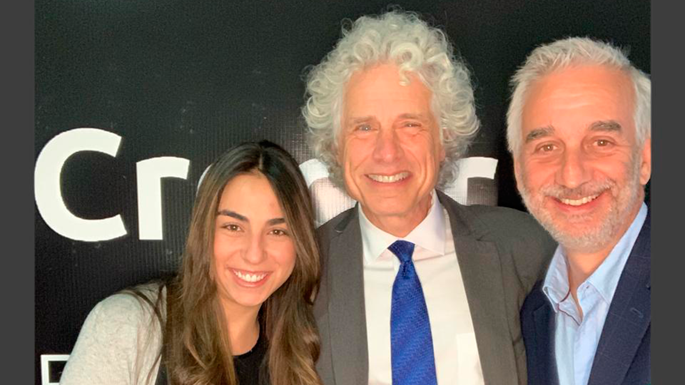 Ángela Santacruz, Steven Pinker y Eduardo Braun